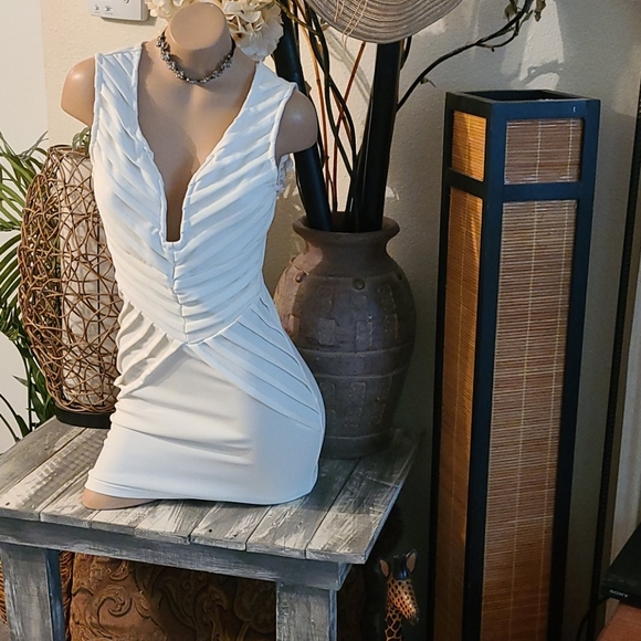 BEAUTIFUL WHITE PLUNGE V NECKLINE SM FITTED DRESS - Picture 12 of 16